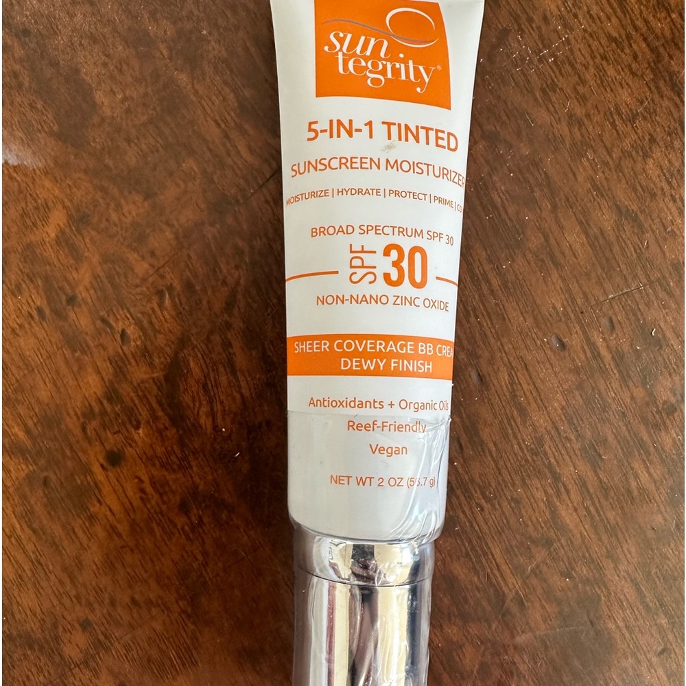 Suntegrity 5-in-1 tinted sunscreen moisturizer. SPF 30 Medium, new & sealed